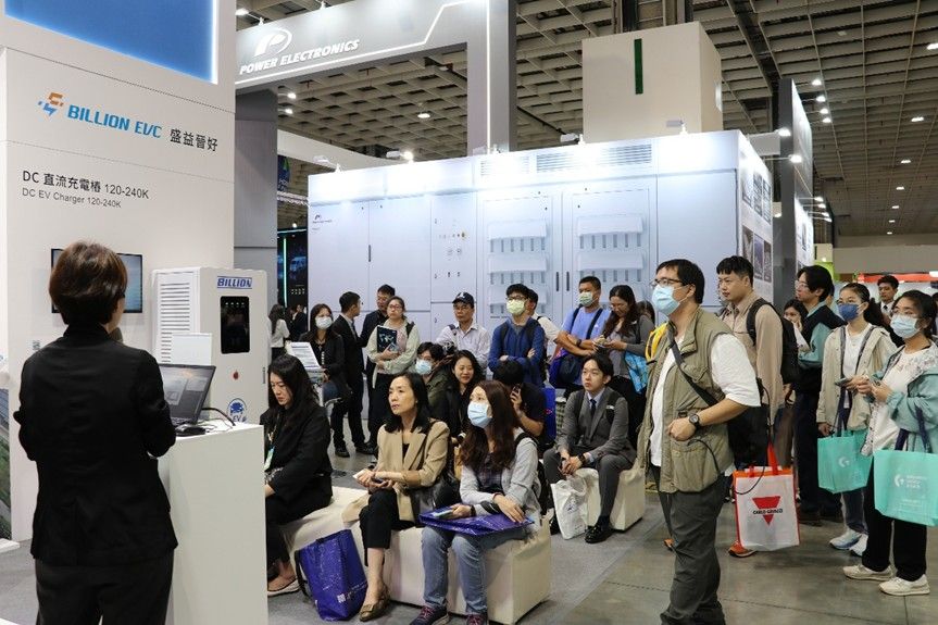 (左起)EY安永執行副總劉安凱、NextDrive聯齊科技總經理伊永馨、盛齊綠能副總陳均宜、盛齊綠能處長陳彥勳、大世科tsti處長段淳仁及盛益能源處長蔡明倫,攜手舉辦「工商智慧能源轉型、推動低碳化穩定供電」桃園研討會。盛齊綠能/提供 盛齊綠能展區舉辦綠能講座,吸引業界人士熱烈參與,展現光充儲一體化整合的堅強實力
