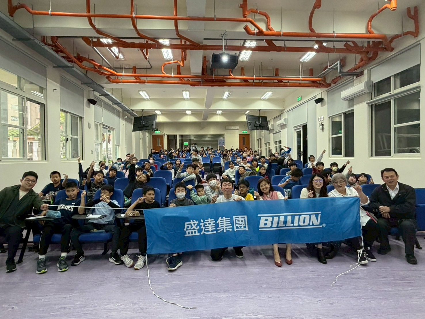盛達 ESG 志工與政大實小師生於講堂合影，完成 2025 SDGs 校園計畫最終場，攜手推動永續教育、實踐在地行動。