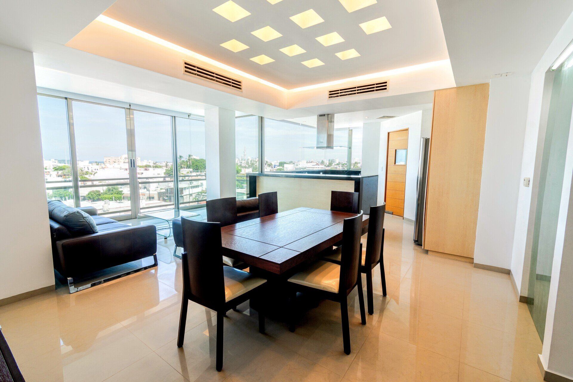 Plano de un departamento tipo A con sala, comedor, cocina, 4 recamaras y 4 baños.