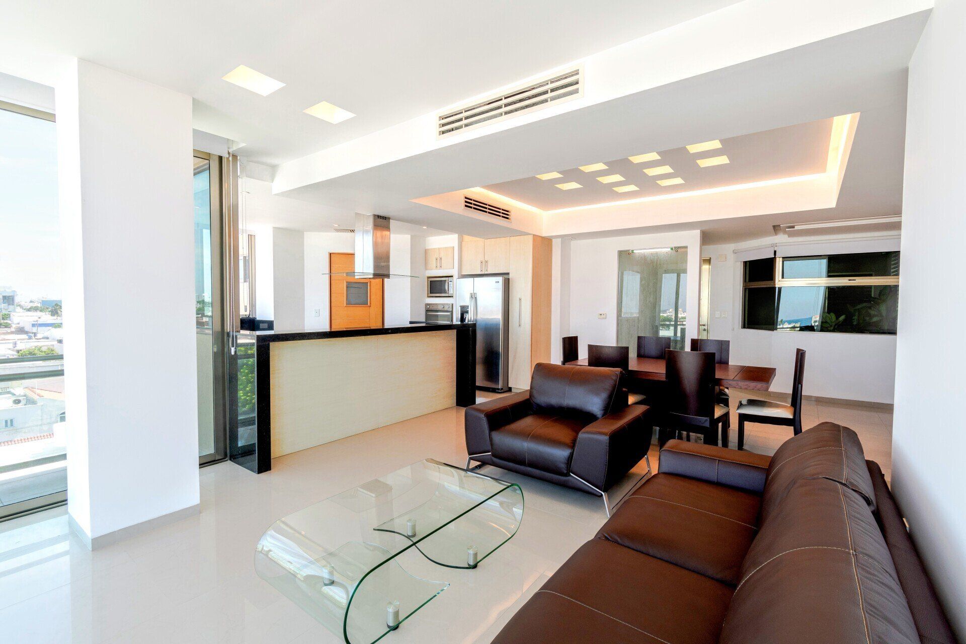 Plano de un departamento tipo A con sala, comedor, cocina, 4 recamaras y 4 baños.