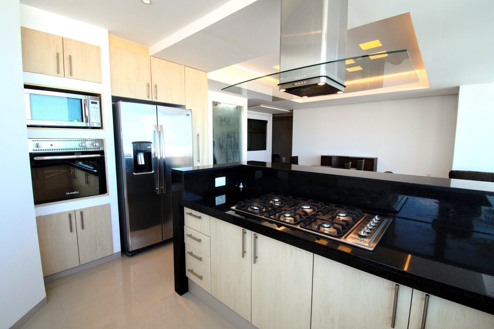 Plano de un departamento tipo A con sala, comedor, cocina, 4 recamaras y 4 baños.