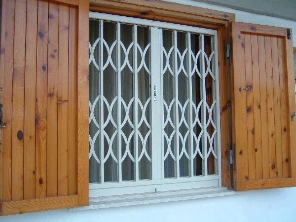 cancello di sicurezza bianco scorrevole