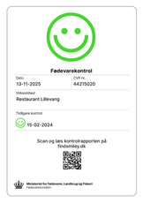 Dansk fødevaresikkerhedskontrolcertifikat med grønt smileyansigt, gyldigt indtil 13-11-2025 for Restaurant Lillevang.