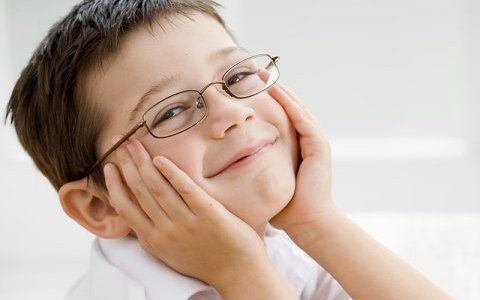 Bambino con occhiali