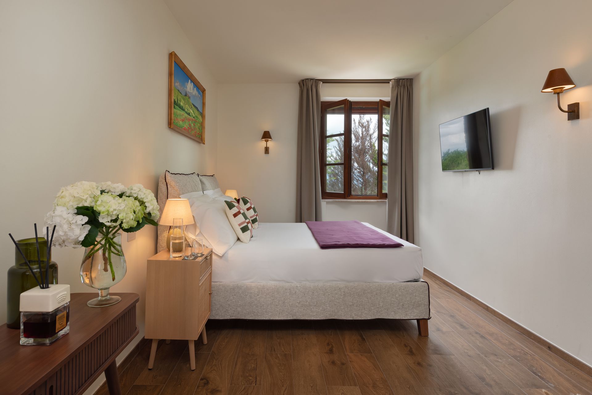 Roomy suite overlooking Tuscany