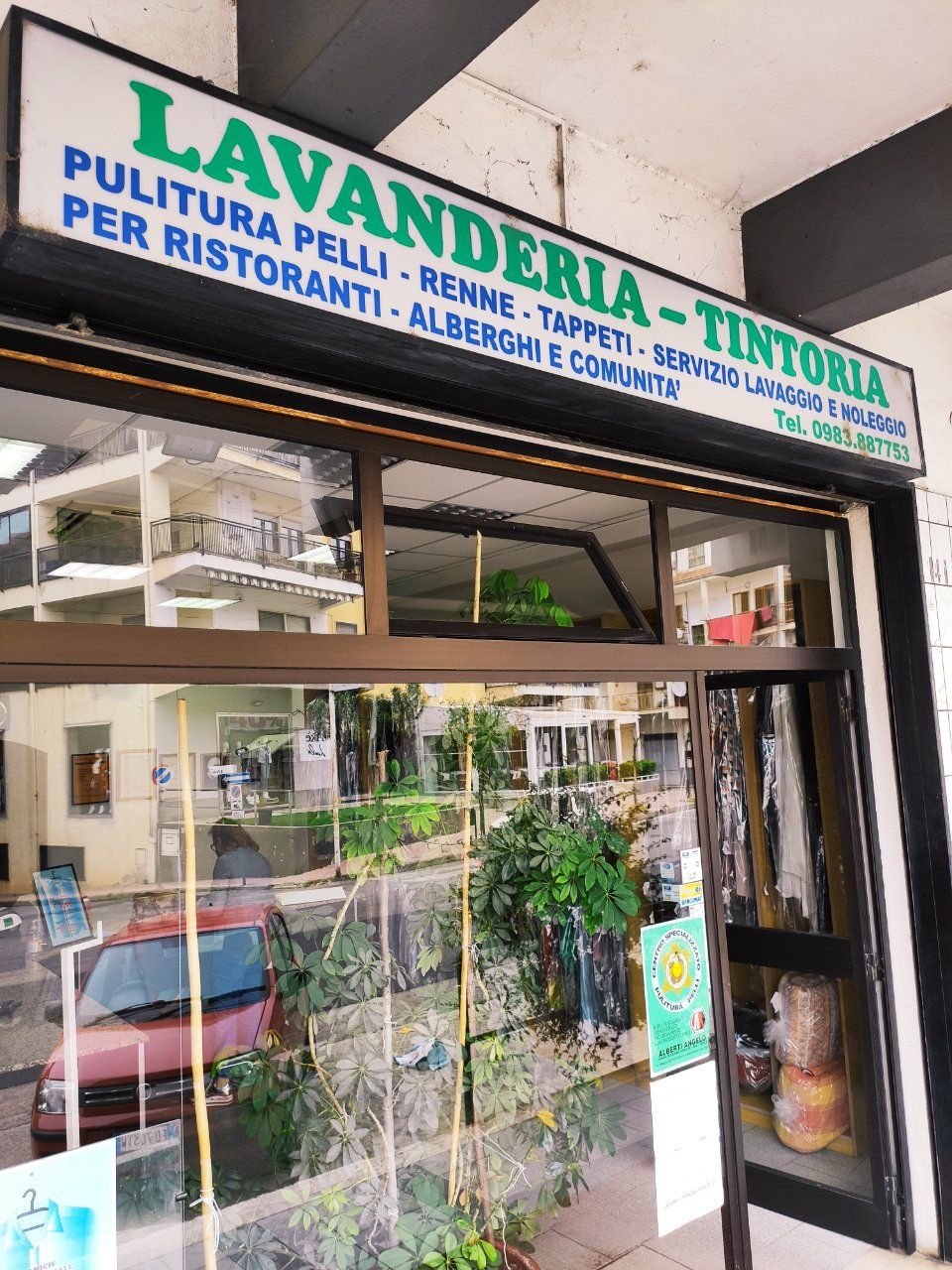 Vetrina Lavanderia Scarlato