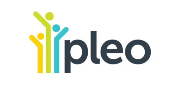 Un logo pour une entreprise appelée Pleo avec deux personnes debout l'une à côté de l'autre