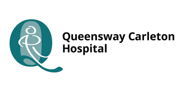 Un logo pour l'hôpital Queensway Carleton avec une personne dans un cercle.