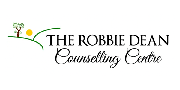 Le logo du centre de conseil Robbie Dean avec un arbre et un soleil sur une colline.