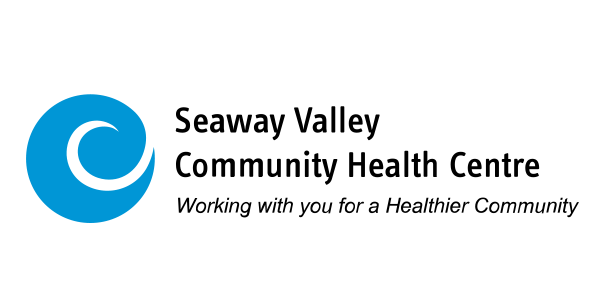 Le logo du centre de santé communautaire de Seaway Valley est bleu et blanc.