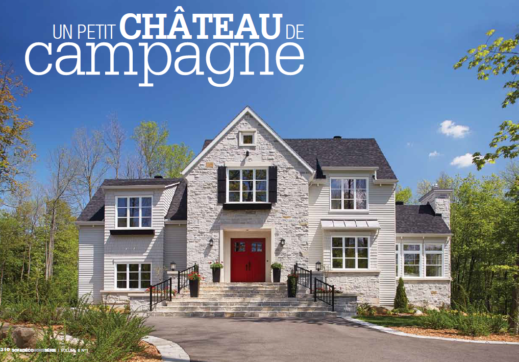 Une grande maison blanche avec les mots un petit château de campagne au-dessus