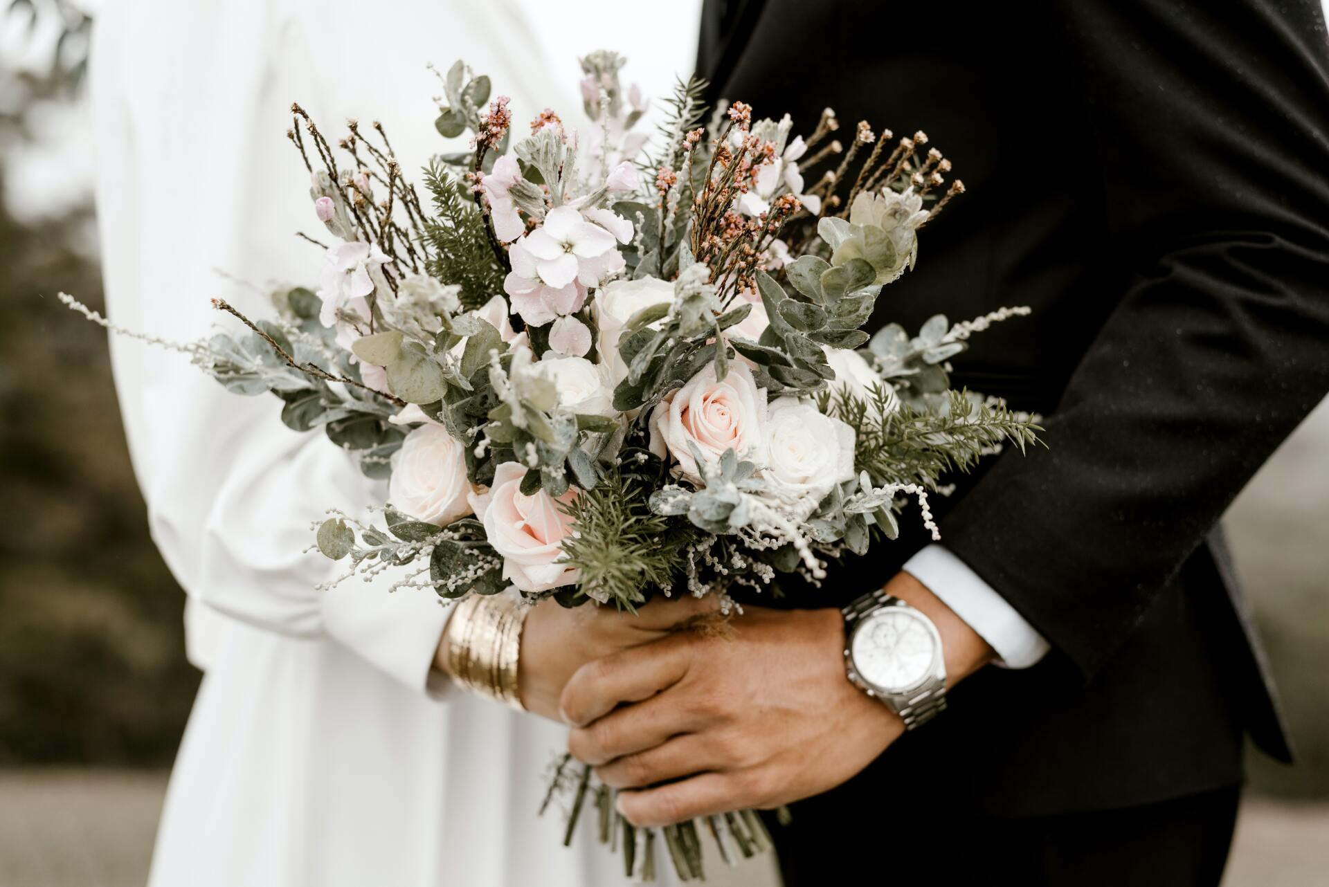 Couple tenant un bouquet de mariage.