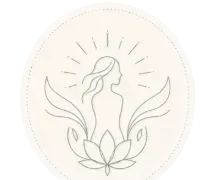 Femme au style minimaliste, aux cheveux longs et flottants, entourée de feuilles et de pétales de lotus dans un cadre circulaire.