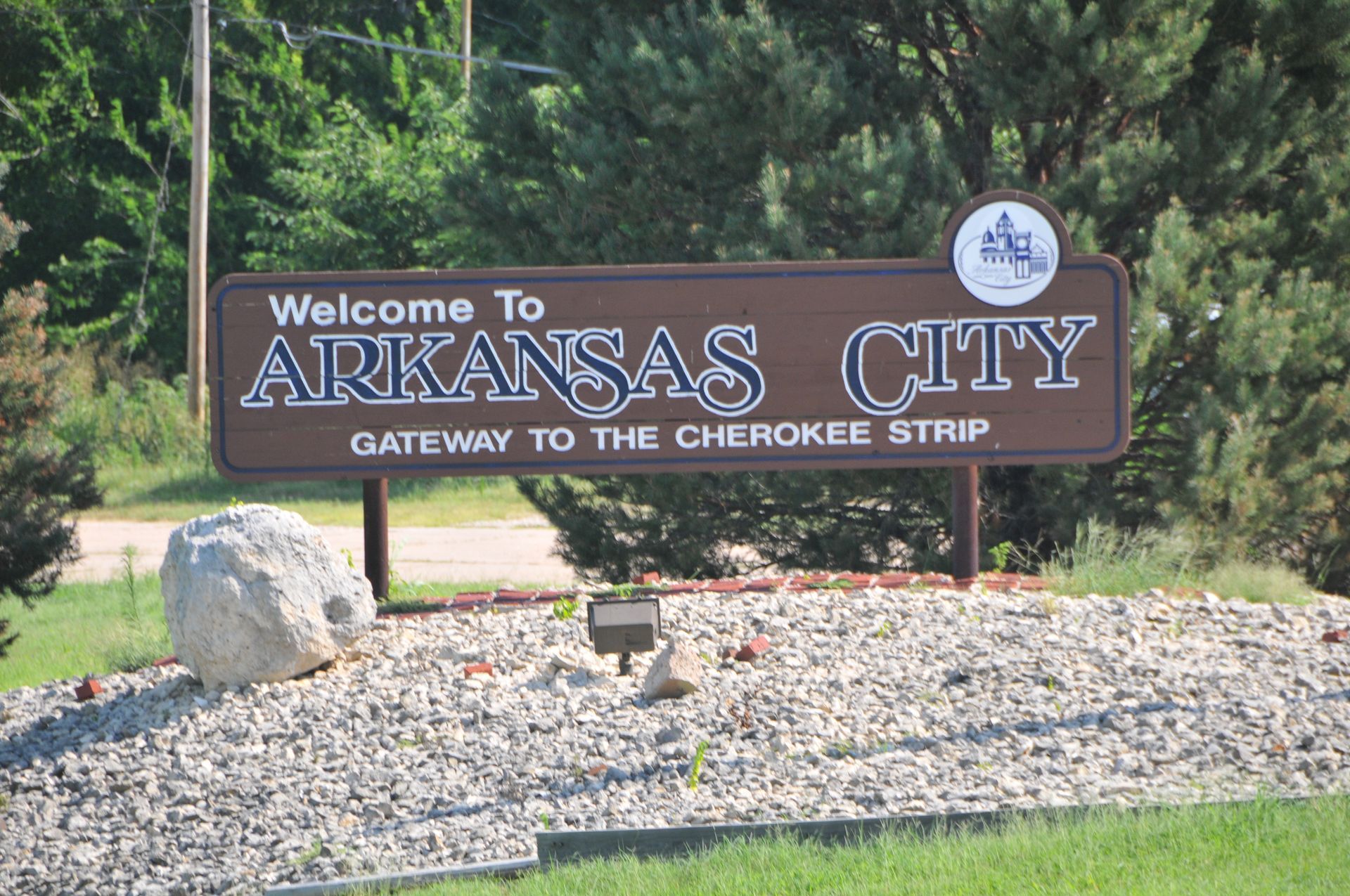 A brown welcome sign for Arkansas City, 