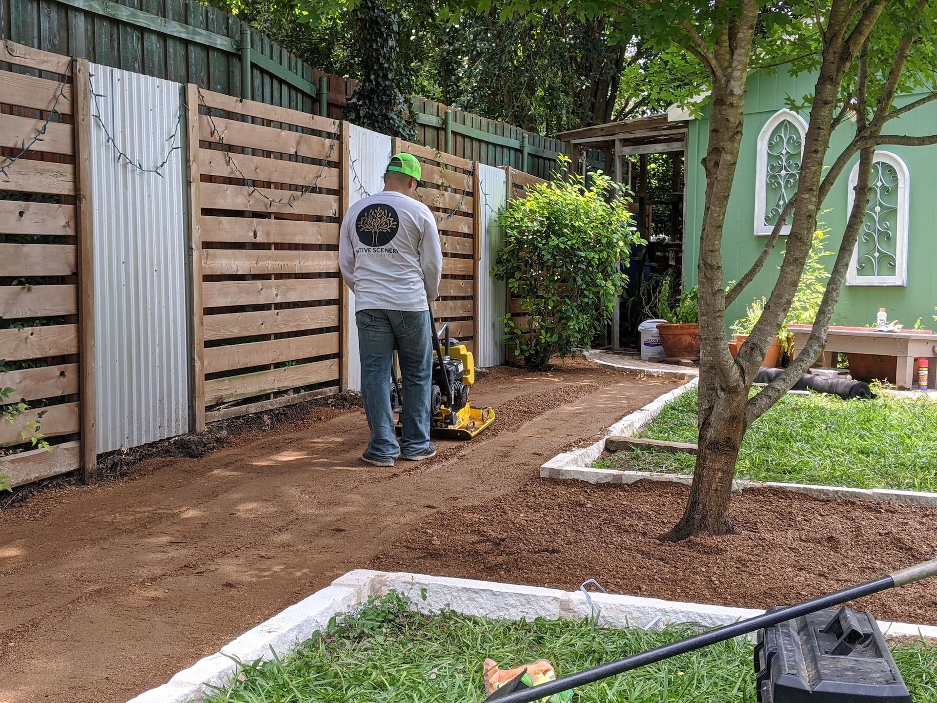 There are many chairs and tables in the courtyard of a building.