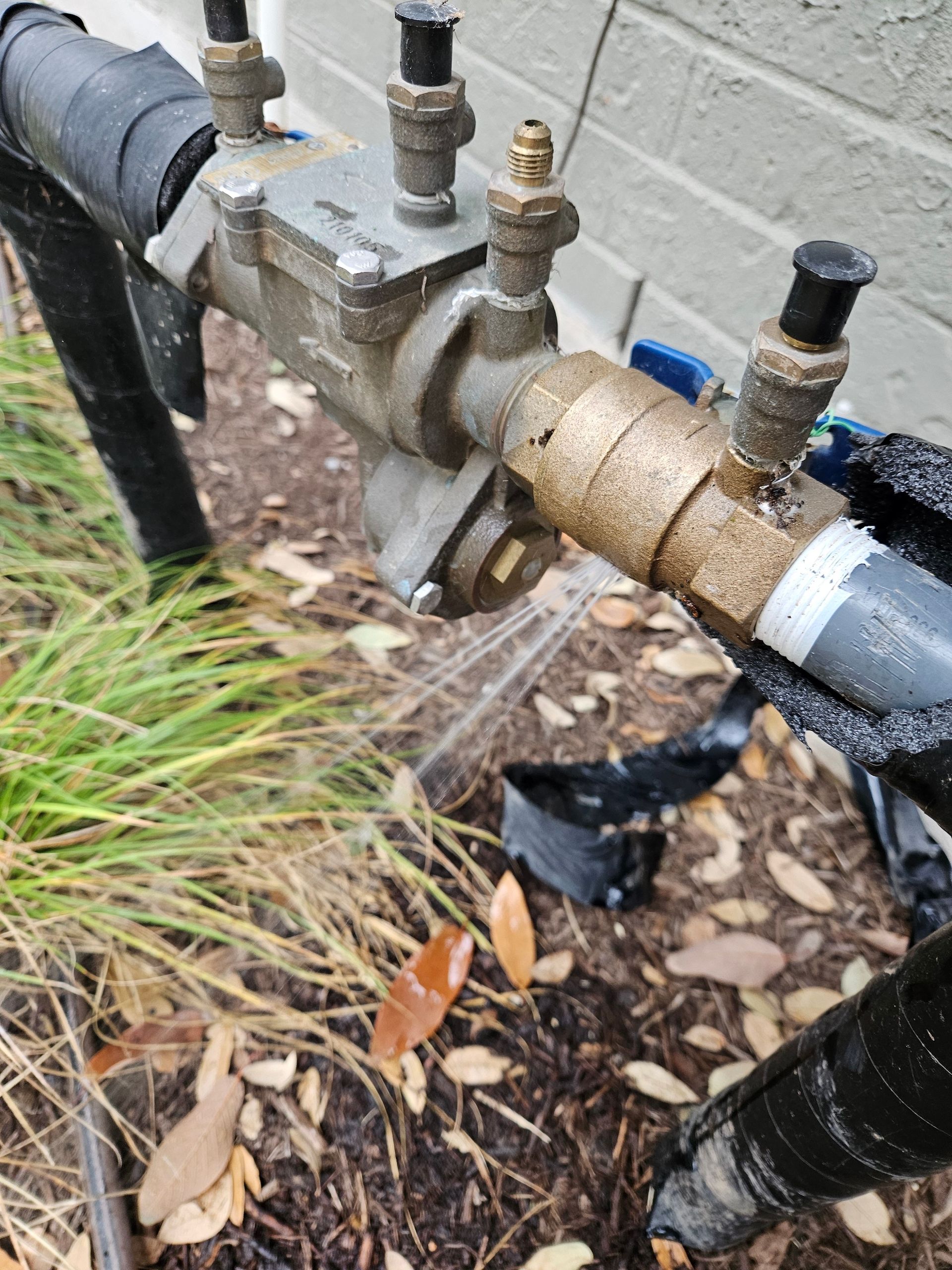 A close up of a water pipe with water coming out of it.