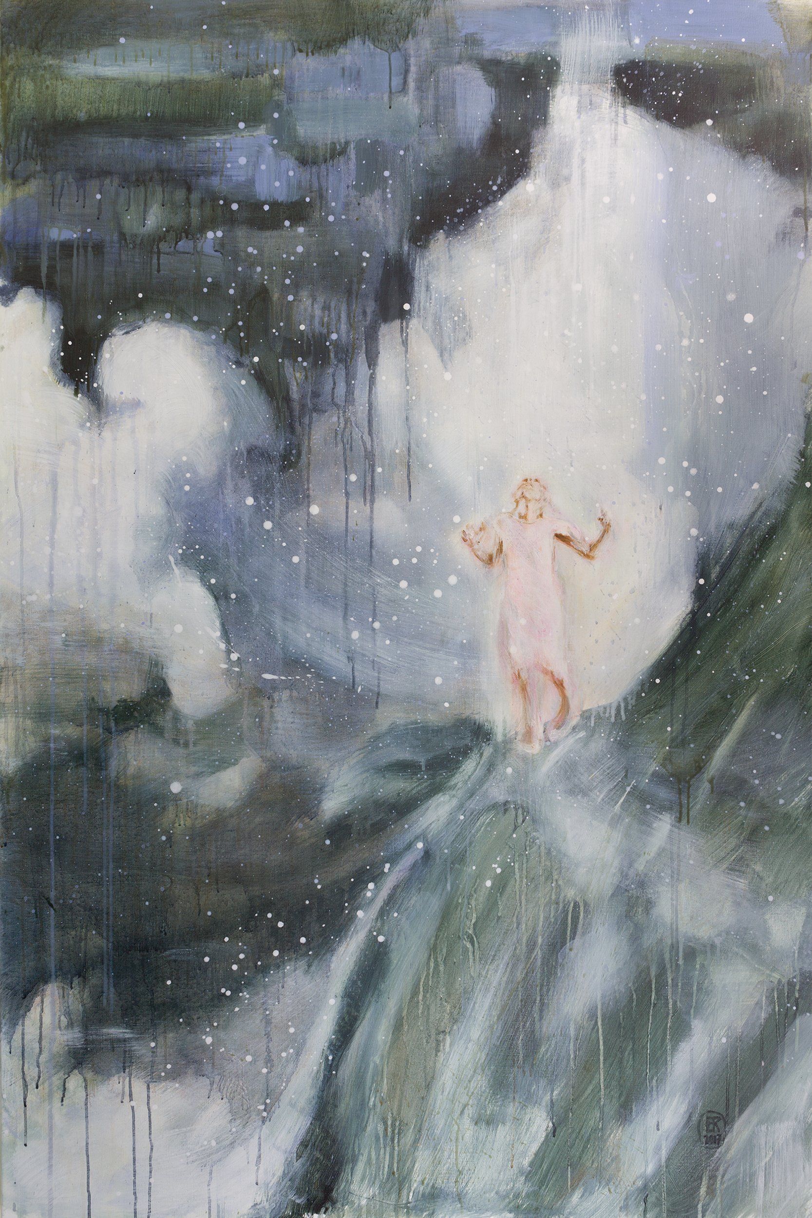Een vrouw in een roze jurk staat op de bergtoppen tussen de wolken , omgeven door witte mist en vallend water.