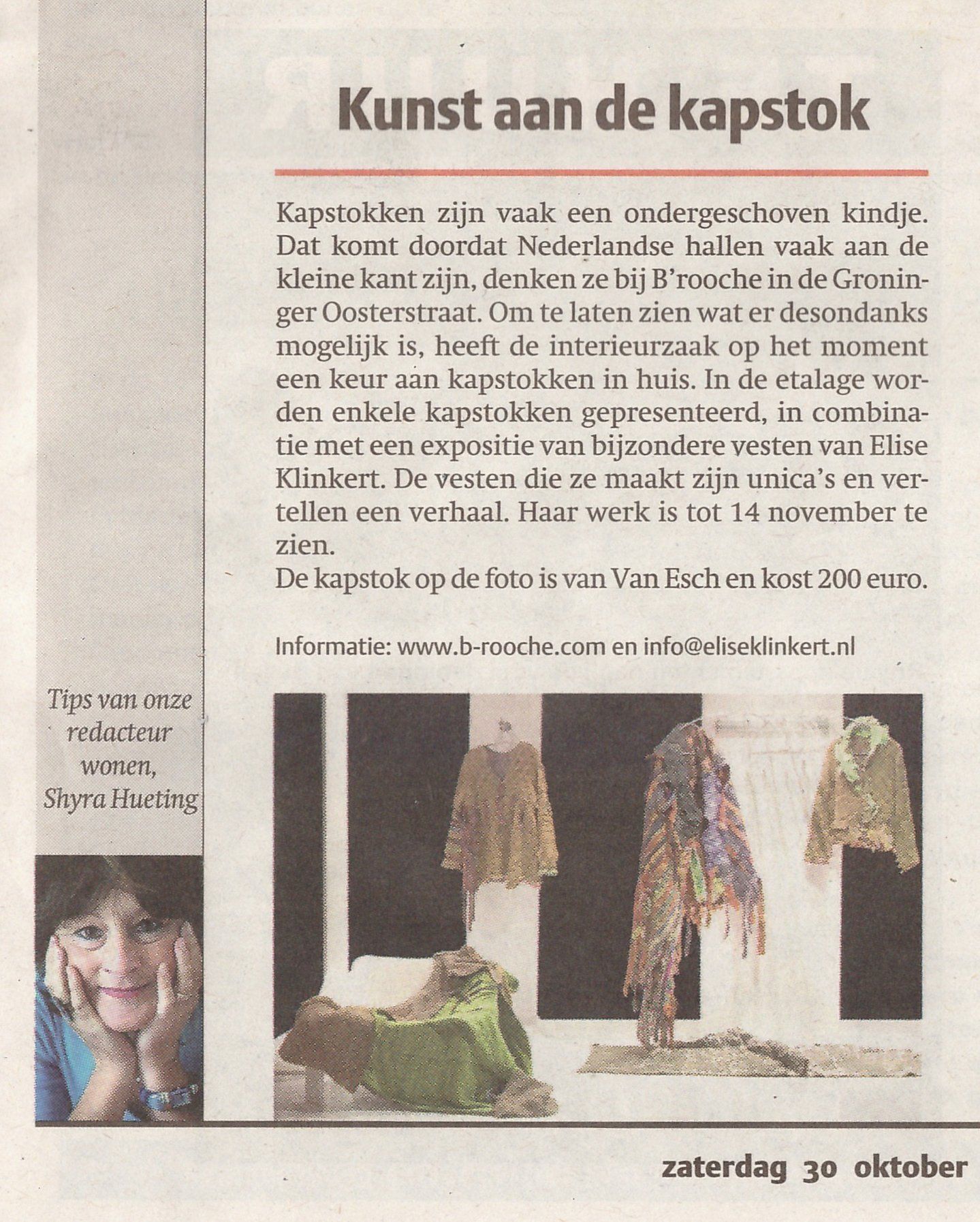 Krantenknipsel met tekst over kunst aan kapstokken; toont kunstwerken.