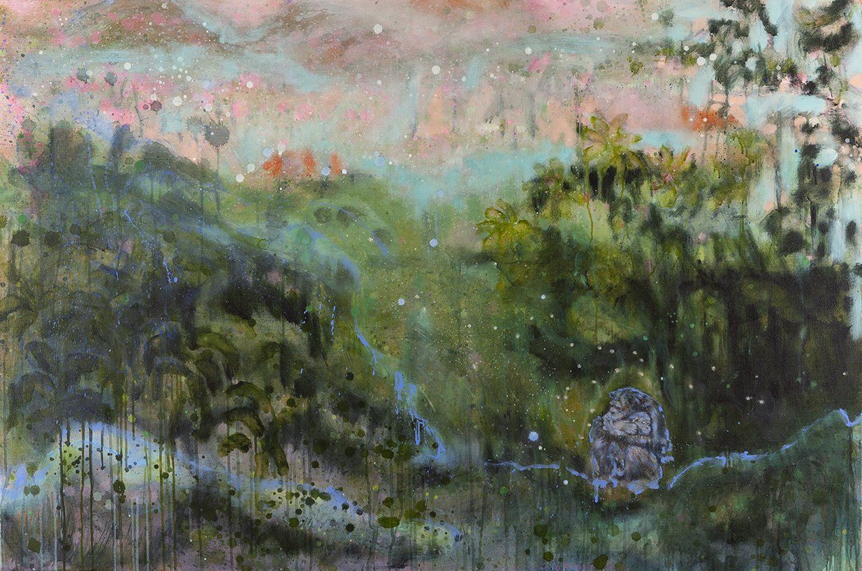 schilderij van een groen, bosrijk landschap met een roze en blauwe lucht, daarin een chimpansee moeder met jong