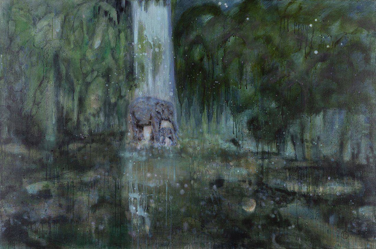Donker, mistig boslandschap met een waterpartij. Reflecterend oppervlak met bomen en een olifant met jong.