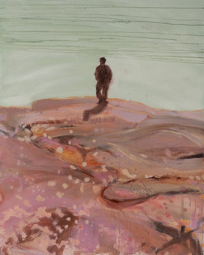 Een eenzame figuur staat in een slingerend roze/bruin landschap, lange schaduw, onder een bleekgroene lucht.