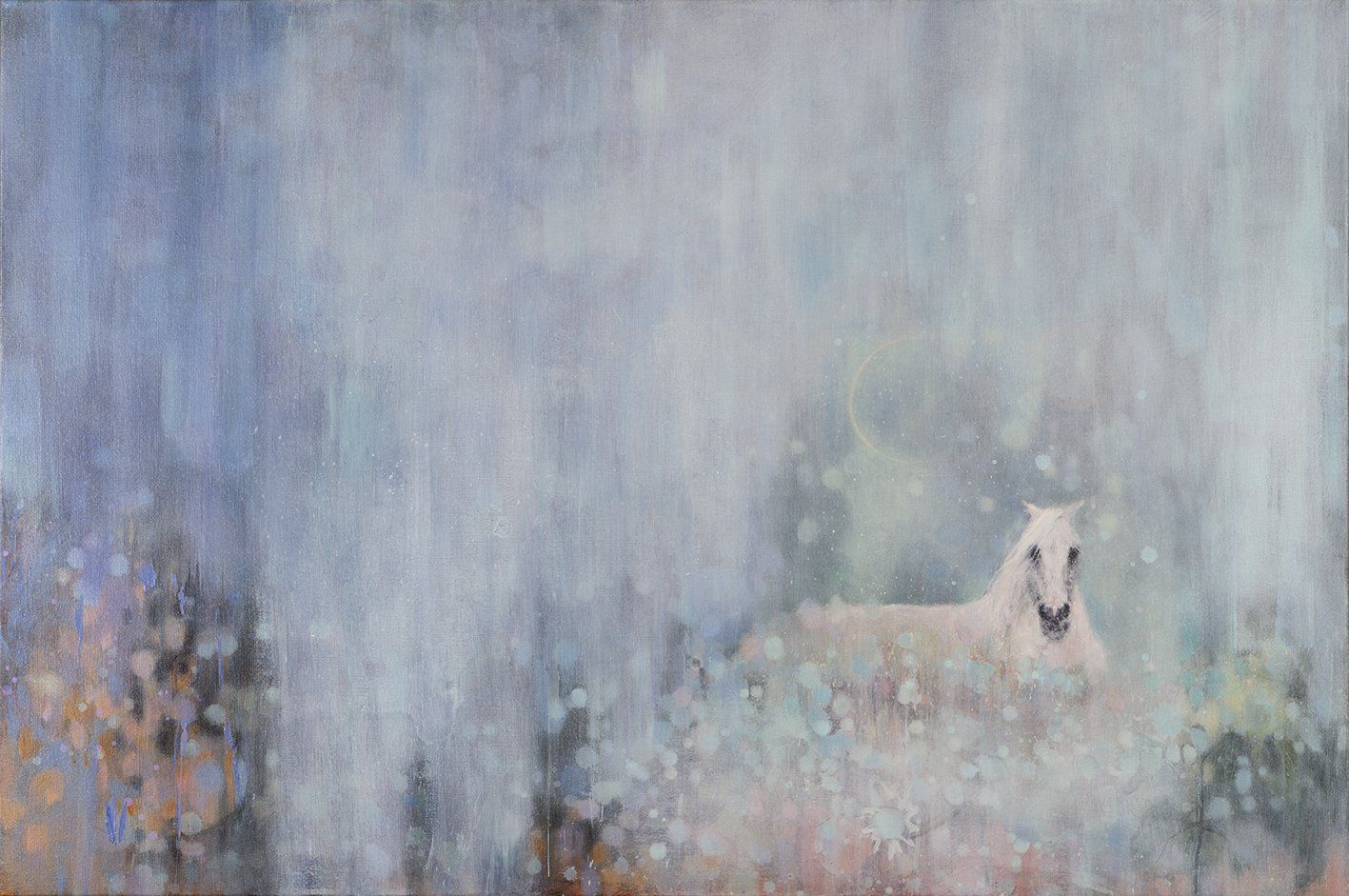 Wit paard rustend, wassende maan, gedeeltelijk verborgen door mistig blauw 