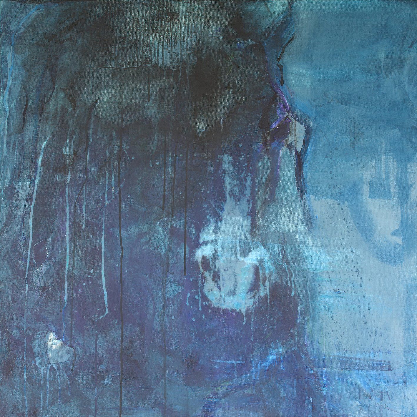 Abstract schilderij in tinten blauw en zwart met druppelende verfeffecten en een briesend paarden hoofd.