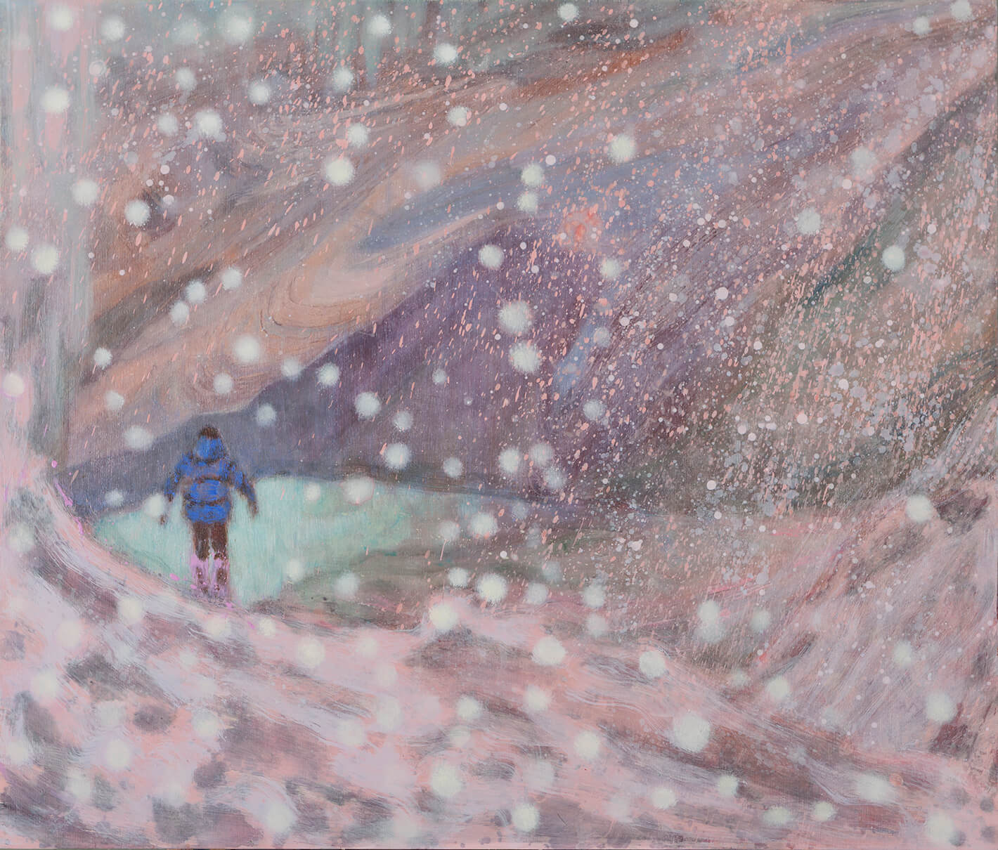 Persoon in blauwe puffer jas loopt door besneeuwd berglandschap, met roze en paarse tinten en een meer.