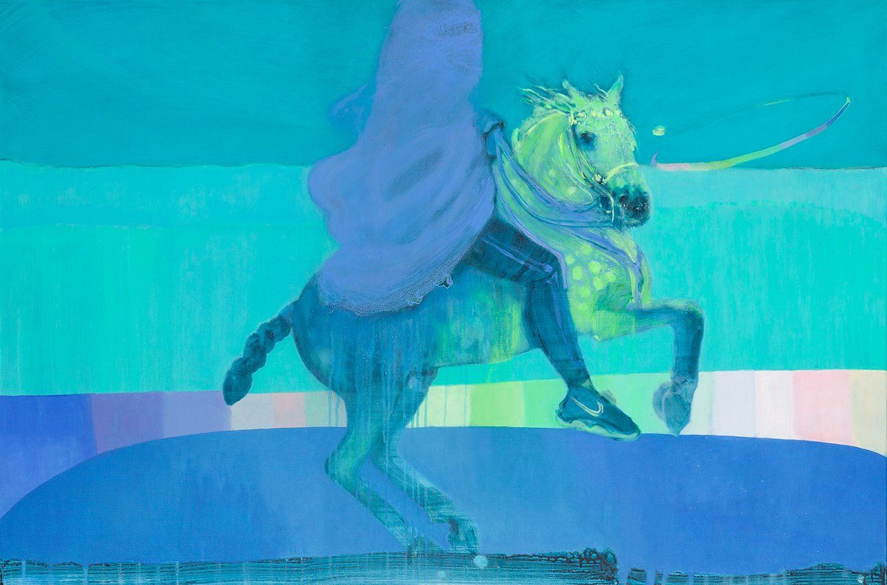 Een ruiter in een mantel op een steigerend paard,afgetekend tegen een blauwgroene achtergrond met lichtcirkels.