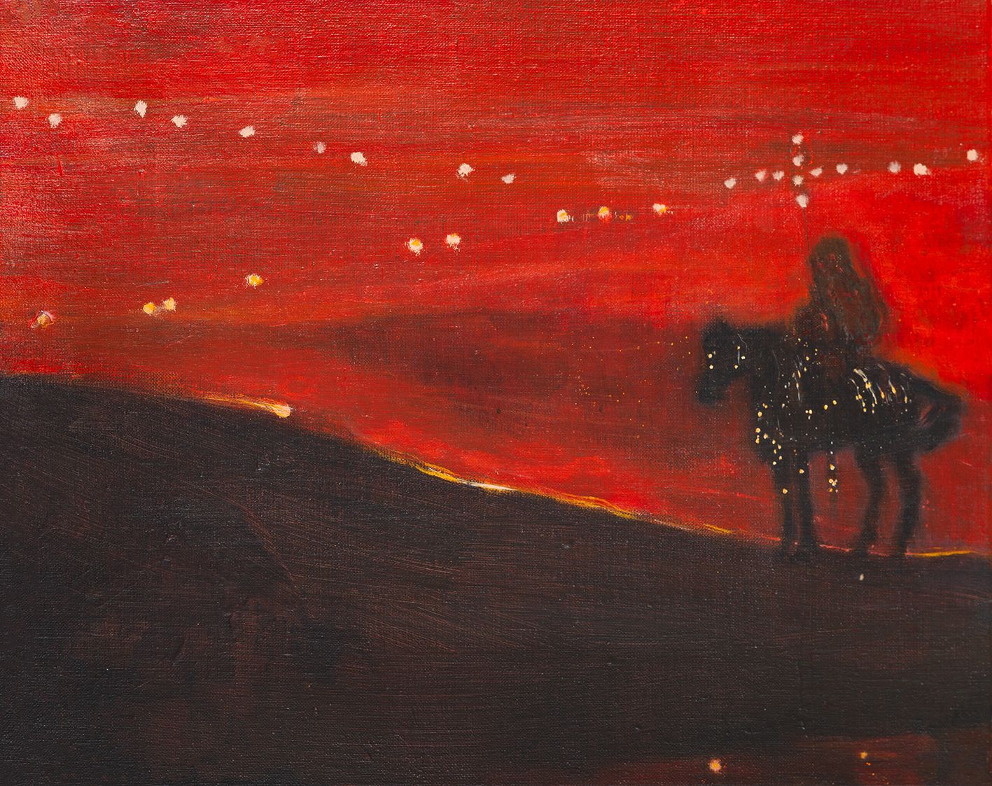 Silhouet van een persoon te paard, kruisridder, op een heuveltop, tegen een vuurrode hemel met verspreide sterren.