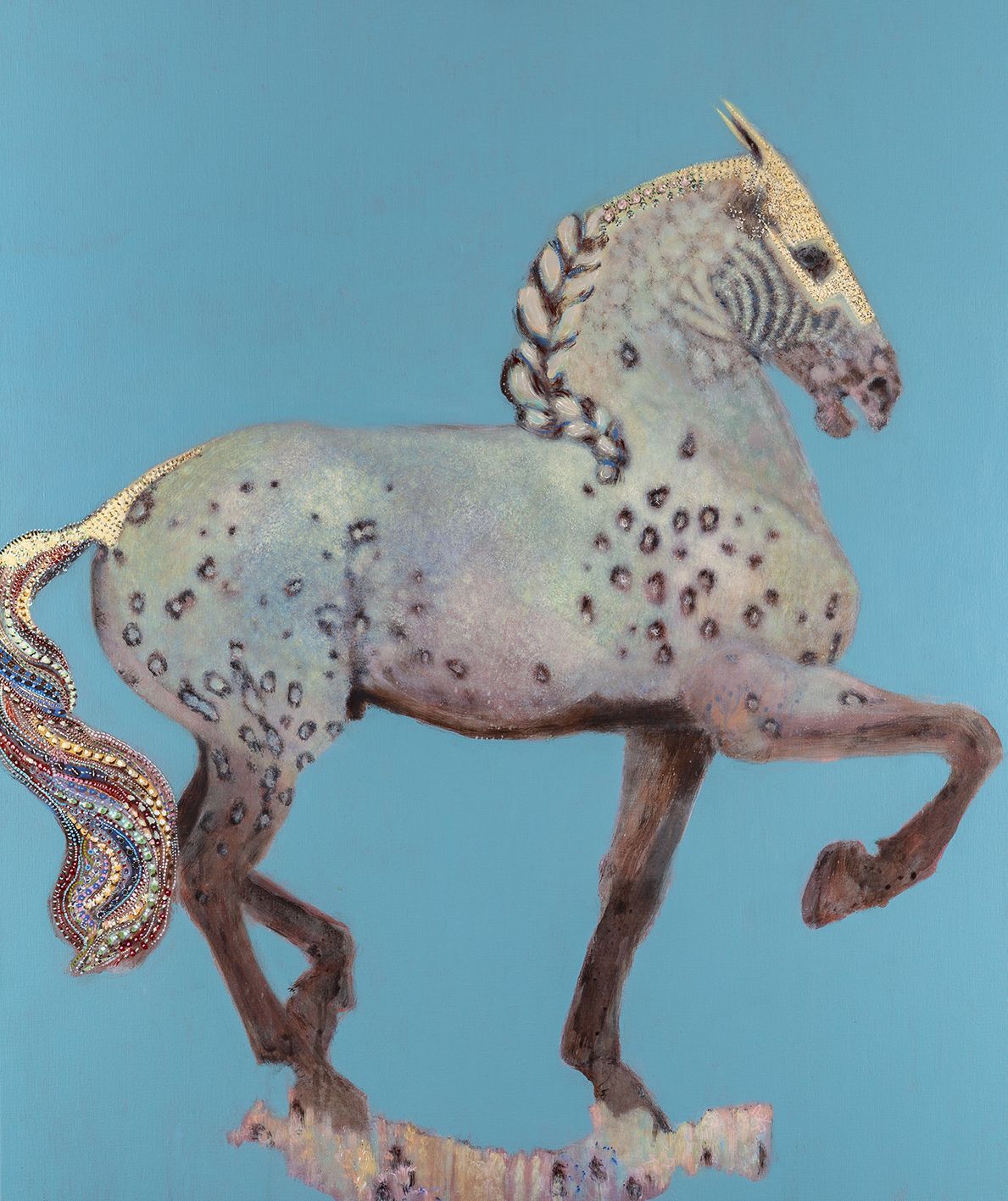Schilderij van een wit gevlekt paard met een kleurrijke staart, blauwe achtergrond, als een krachtdier