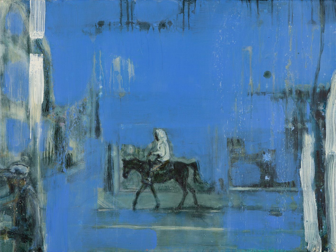 Schilderij van een figuur te paard, in een stadslandschap verdwijnend in het blauw. 