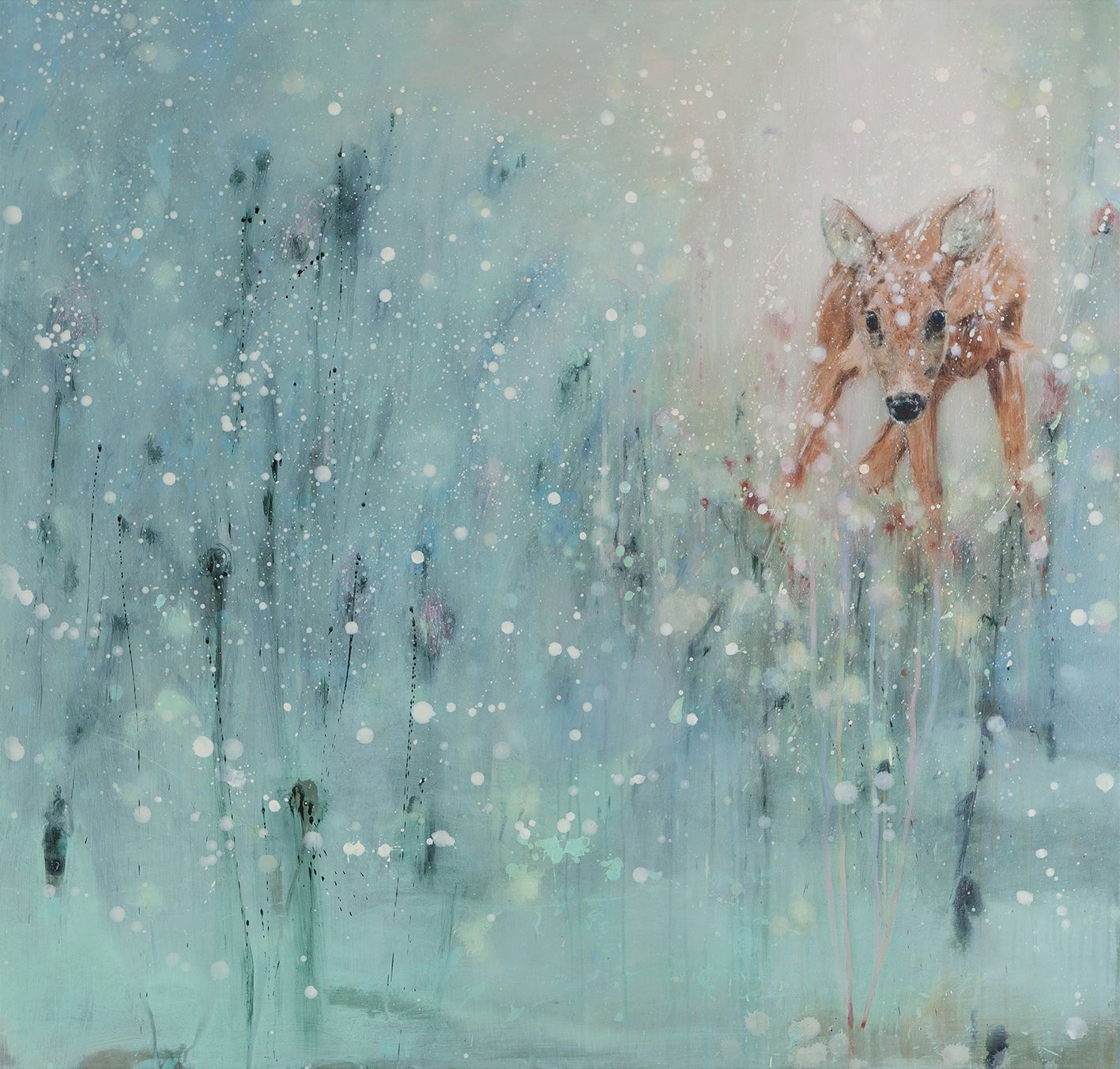 Een jonge ree in een sneeuwlandschap, lichtblauw en wit. Bambi