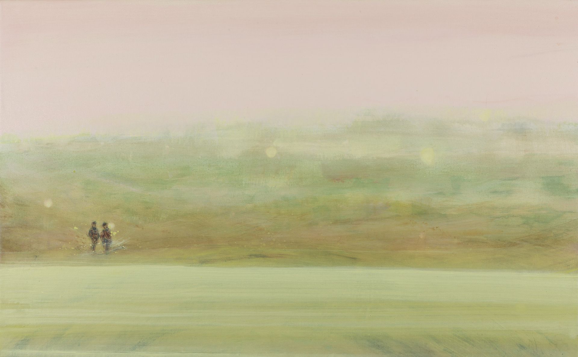 Twee mensen wandelen door het landschap in het zachte ochtendlicht