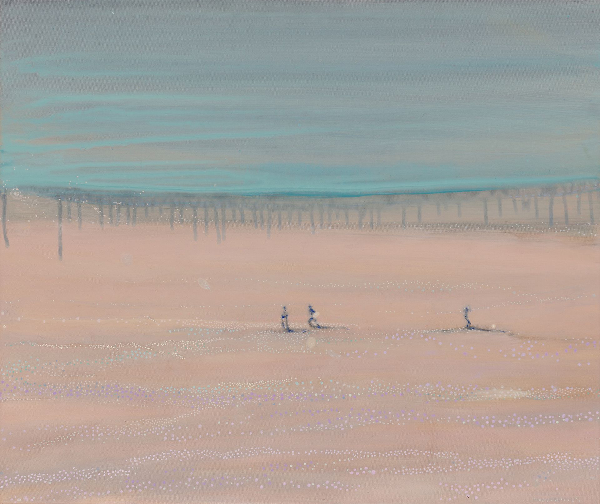 Een schilderij van een uitgestrekt, rozeachtig strand met een turkooizen horizon en kleine mensen in de verte.