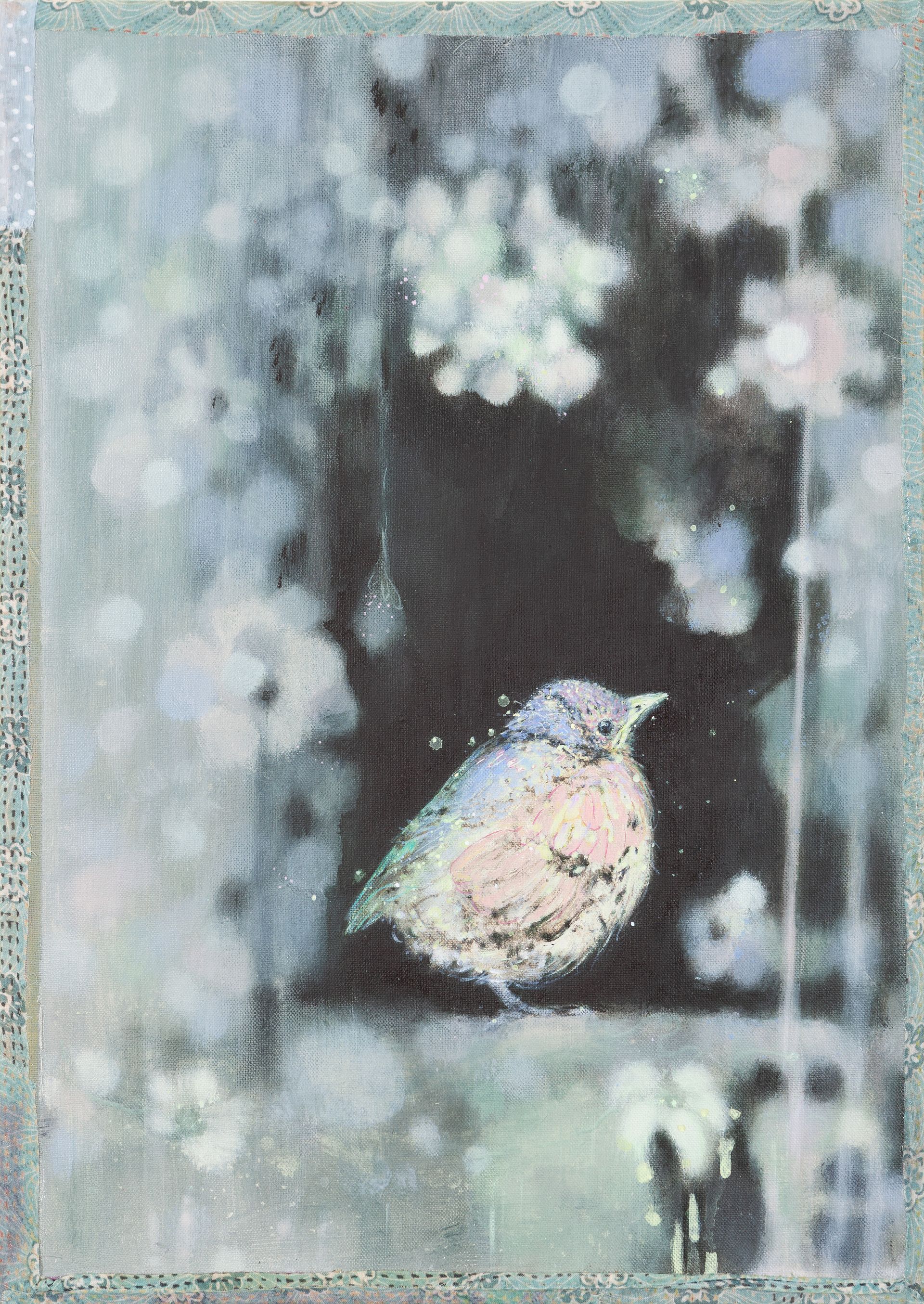 Een klein vogeltje zit op een richel in een scène met zachte focus, bloemen en een donker raam op de achtergrond.
