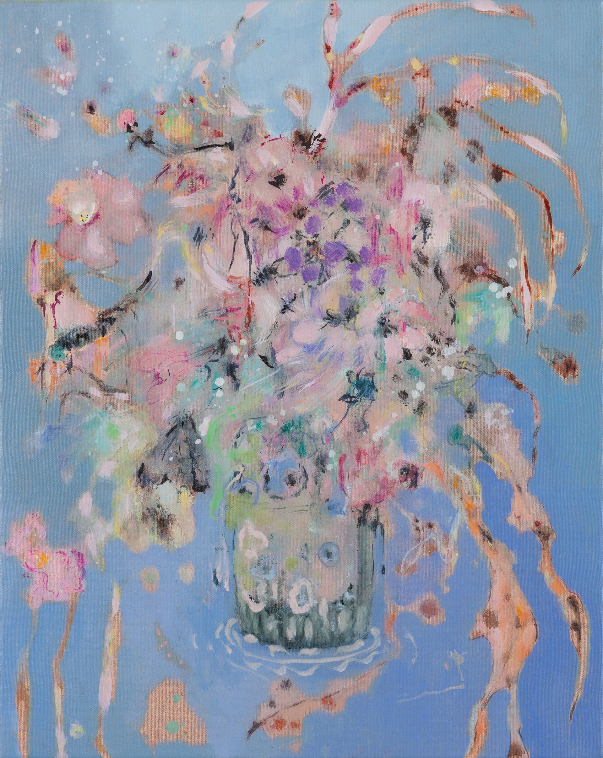 Abstract pastelkleurig boeket in een vaas op een blauwe achtergrond met roze en paarse bloemen.