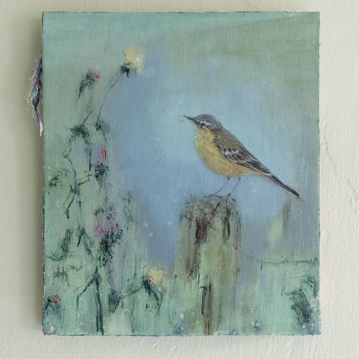 Kleine vogel op een paaltje naast lichte bloemen in een zachte pastelschildering