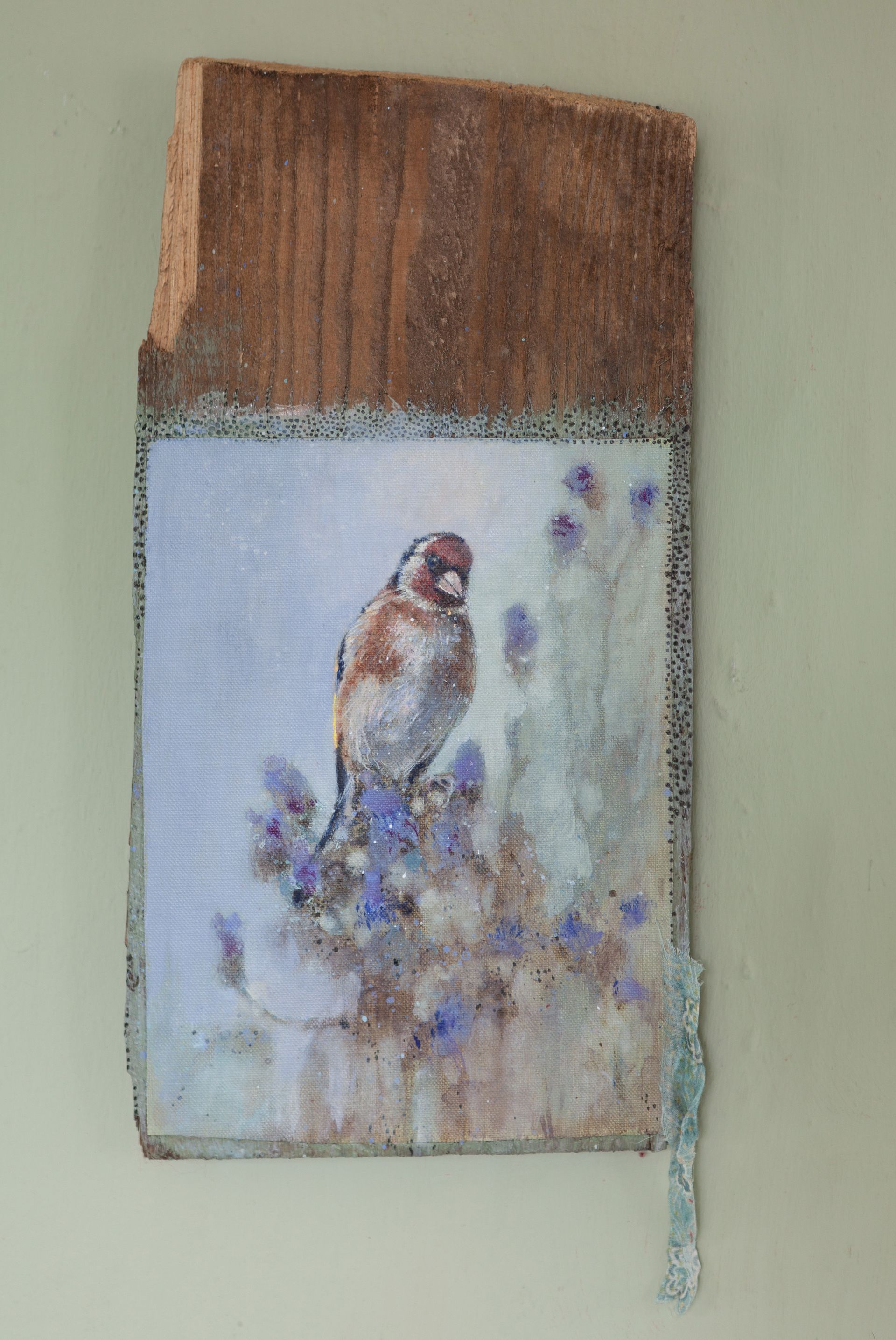 Eenputtertje zit op paarse wilde bloemen in een zacht, pastelkleurig landschap schilderij
