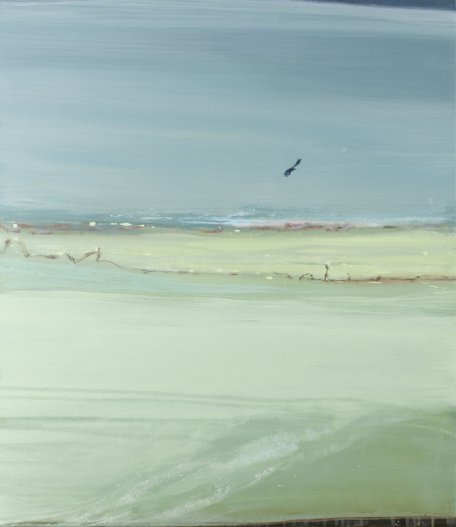 Een zacht, pastelkleurige kustlijn met eb en vloed, een lichtblauwe lucht en een vogel in vlucht.