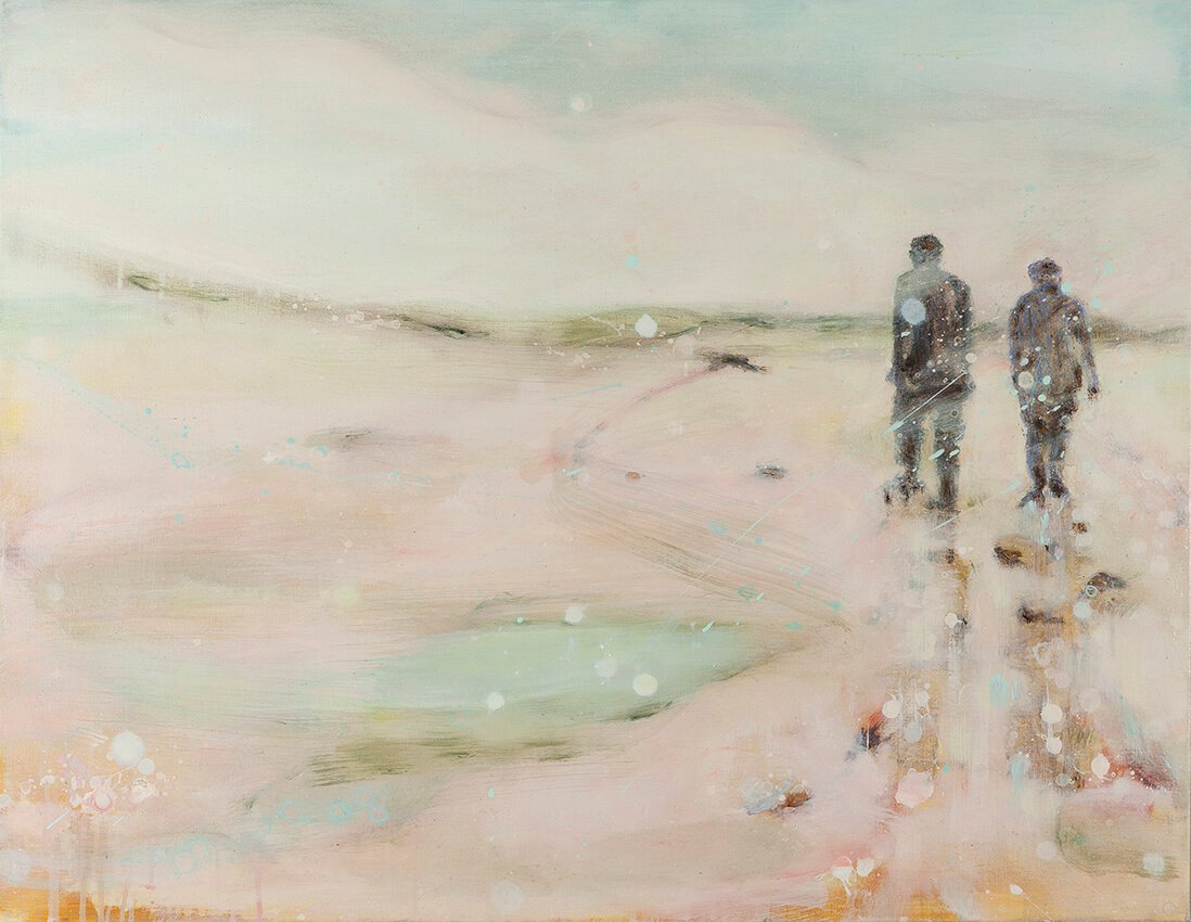 Twee figuren lopen op een zanderige kust met een bewolkte lucht; pastelkleuren.