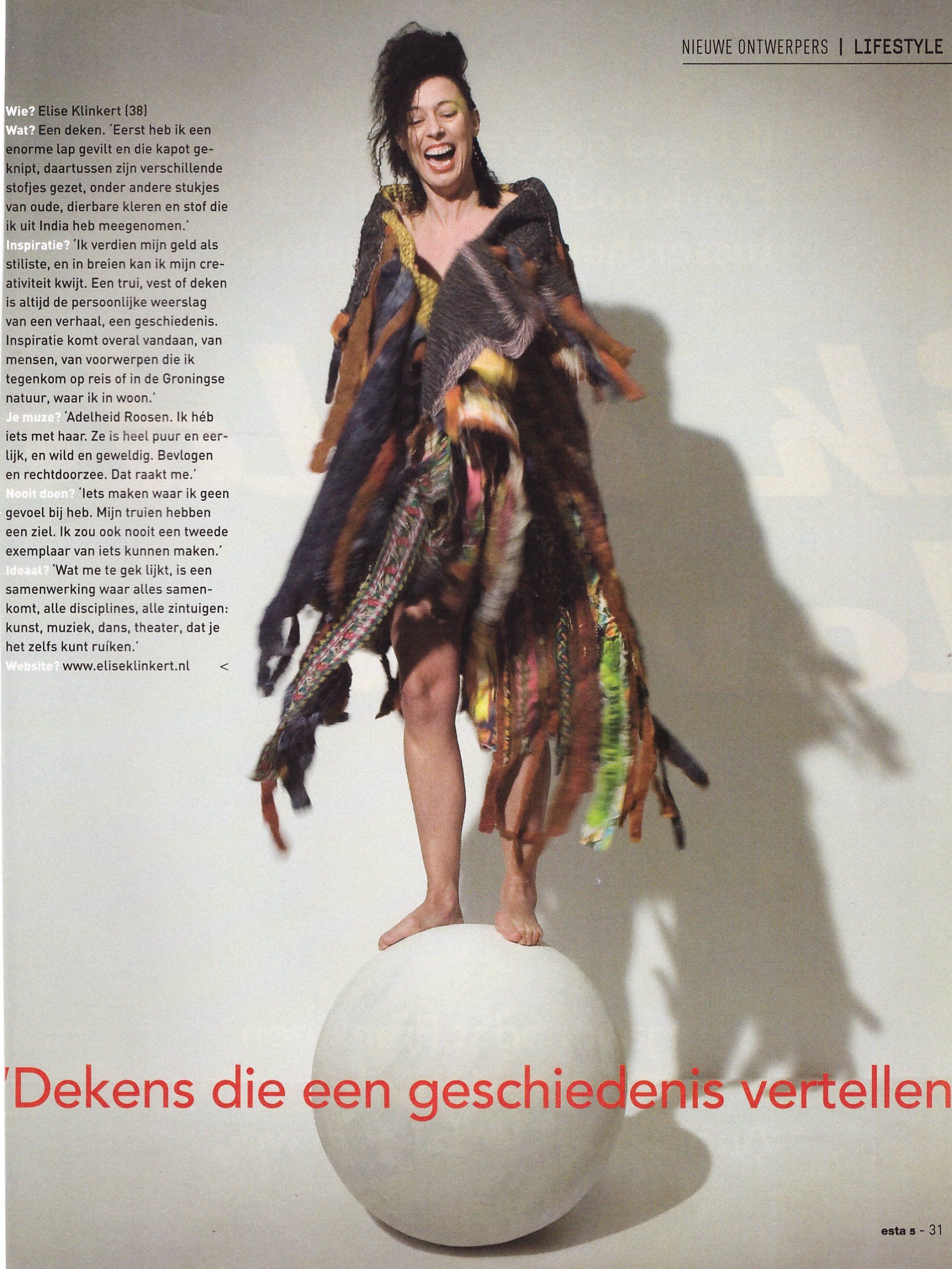 Adeheid Roossen in een deken van Elise Klinkert  staat op een witte bol voor Esta magazine
