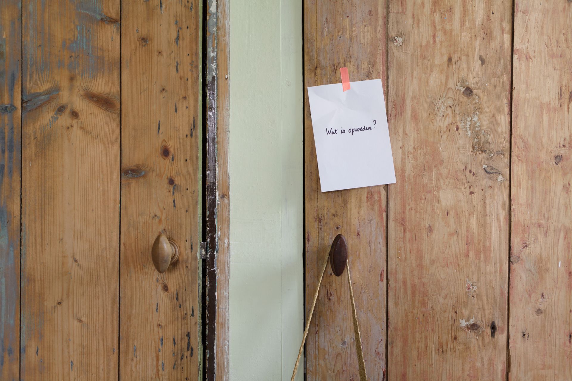 Houten deuren met een briefje eraan.Foto Elise Klinkert