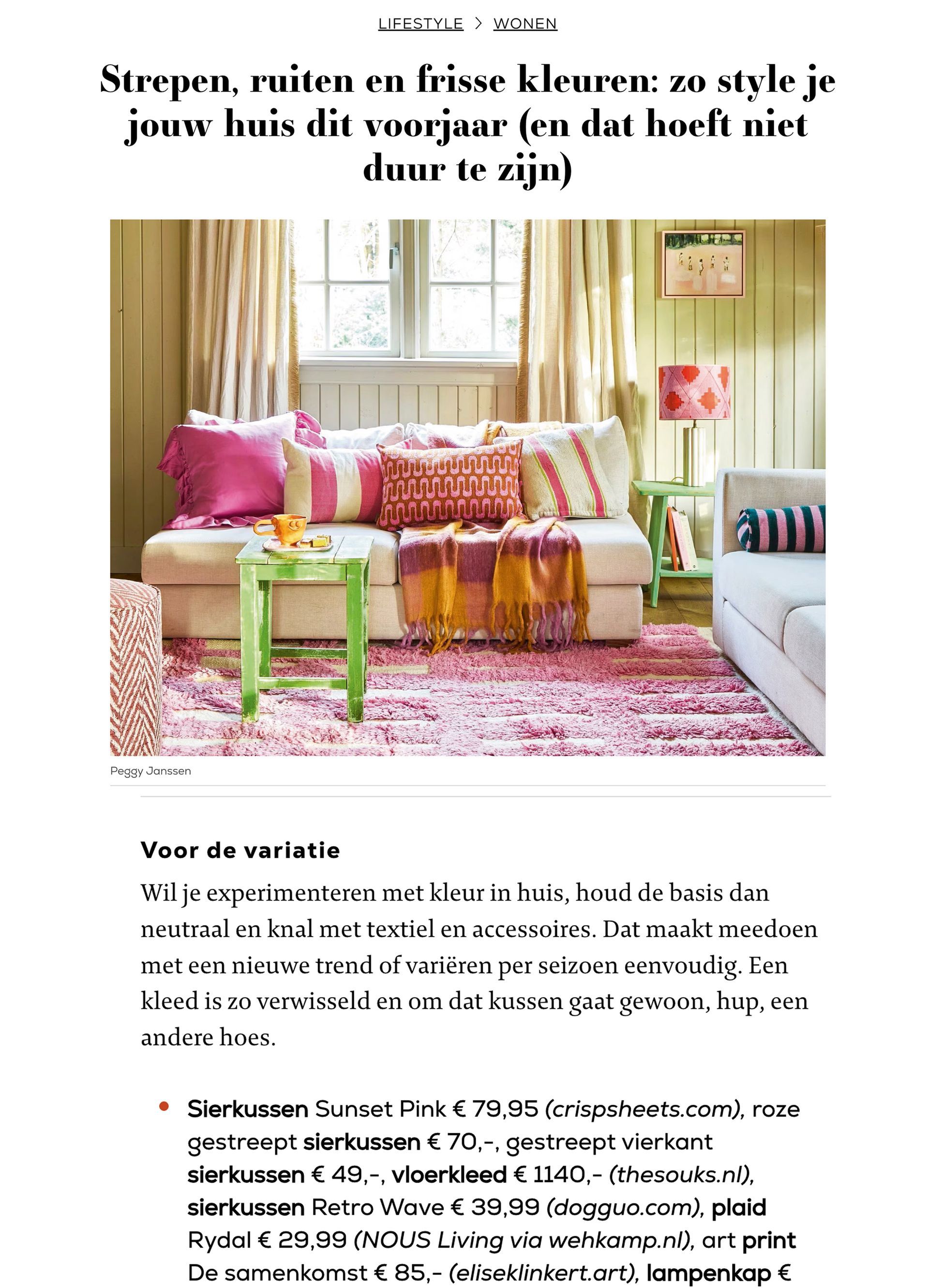 Een kleurrijke woonkamer met een roze kleed, bank, een groene tafel en fine art print 'de samenkomst' van Elise Klinkert