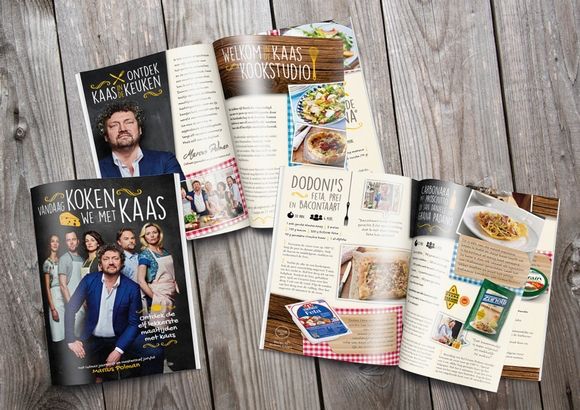 Kookboek met recepten, foto's en acteurs op een houten oppervlak. 
