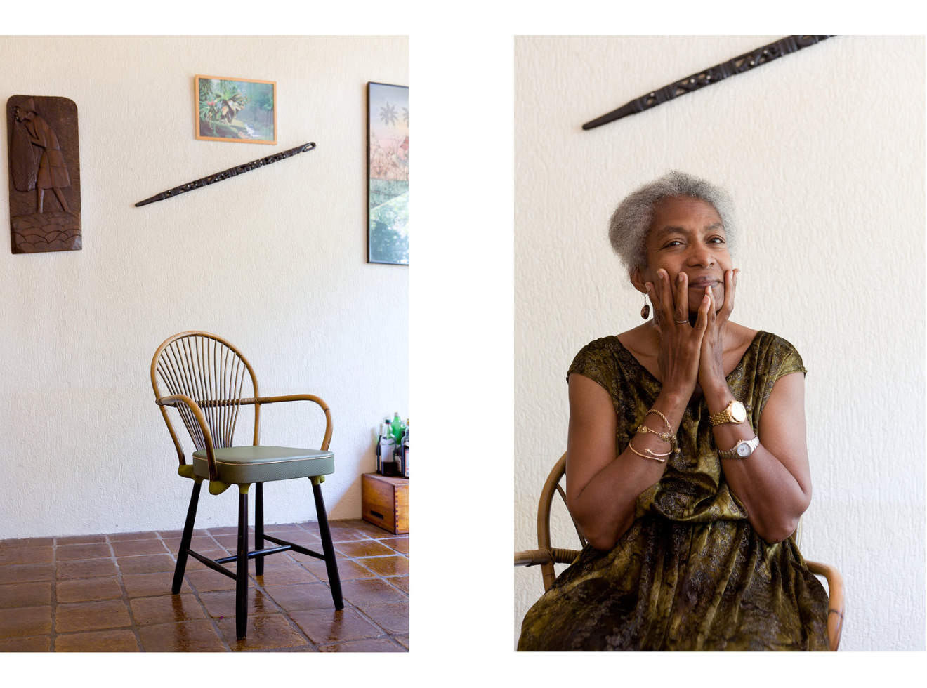 Vrouw zittend op een stoel, handen op het gezicht. Witte muur met kunst en stoel links.