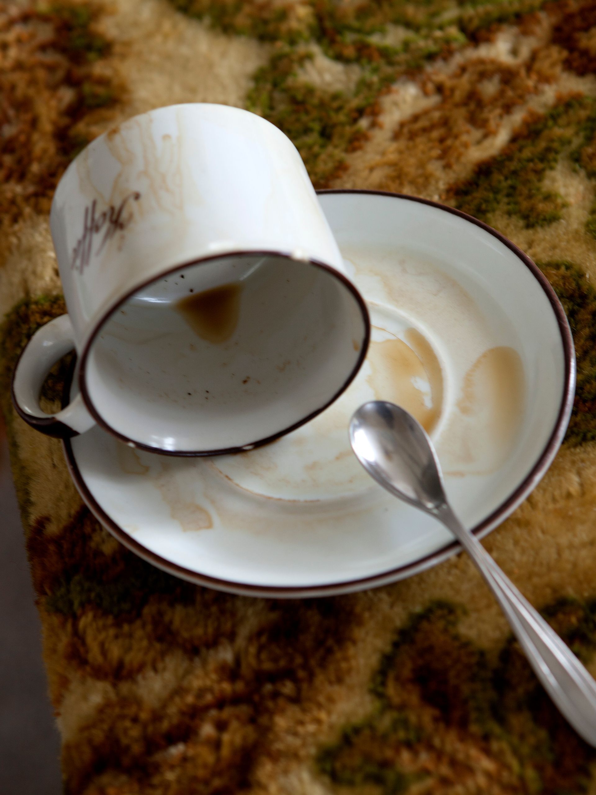 Een leeg kopje koffie, smyrna tafelkleed