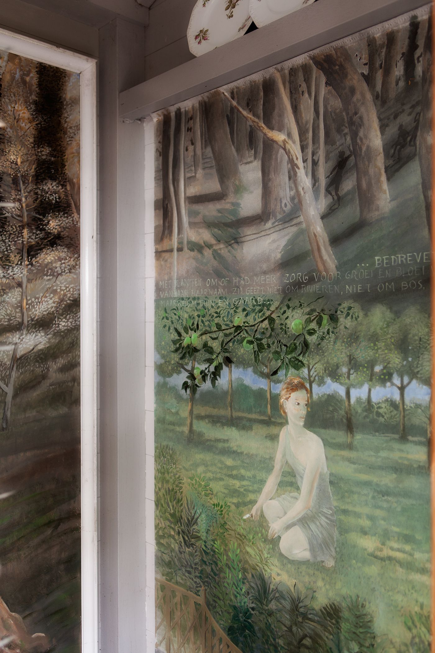 Vrouw in witte jurk, schilderij  op de achtergrond.Foto Elise Klinkert