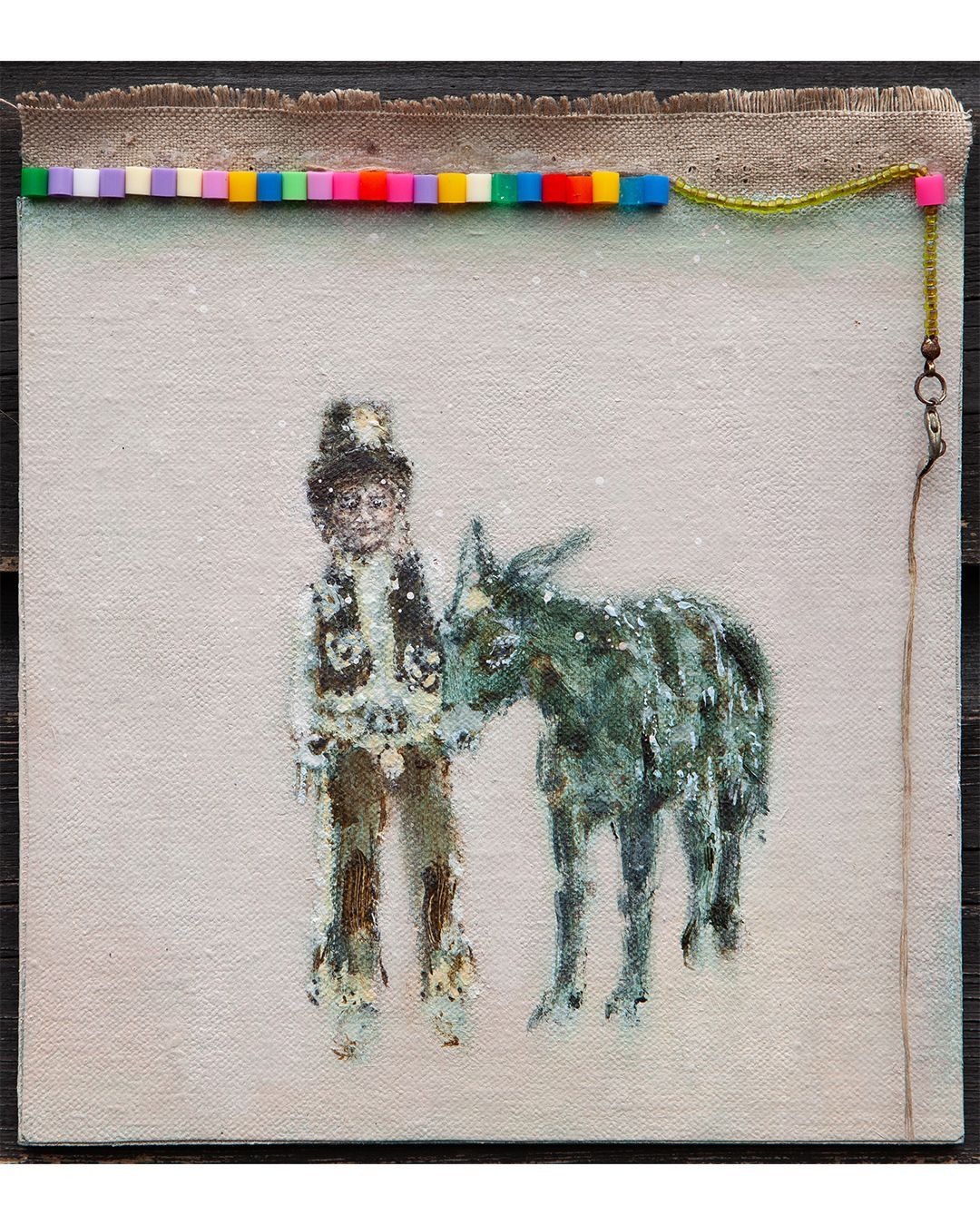 Kind met een ezeltje op een lichte achtergrond, versierd met kleurrijke accenten.