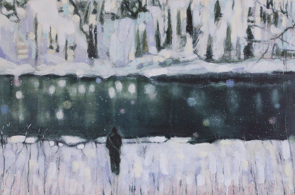 Een figuur staat met zijn gezicht naar een donkere rivier in een besneeuwd landschap, in een magische sfeer.